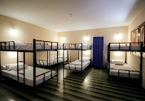 Economy slaapzaal, 1 slaapkamer, airconditioning, op Executive-verdieping | 1 slaapkamer, lakens van Egyptisch katoen, luxe beddengoed, een bureau