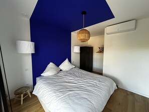 3 bedrooms, desk, iron/ironing board, travel cot