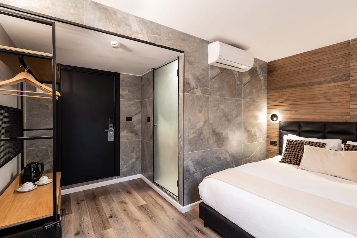 Premium tweepersoonskamer | 1 slaapkamer, een kluis op de kamer, een bureau, geluiddichte muren