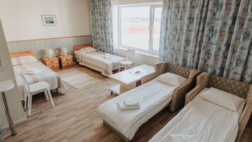 Standaard kamer | Een bureau, gratis wifi, beddengoed