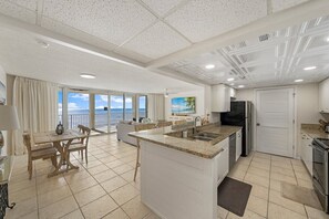 Micro-ondes, plaque de cuisson, lave-vaisselle, cafetière/bouilloire