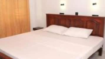 7 bedrooms, WiFi, bed sheets