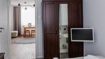 1 bedroom, in-room safe, desk, iron/ironing board