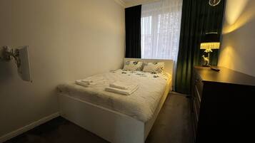 1 habitación, caja de seguridad en la habitación y escritorio