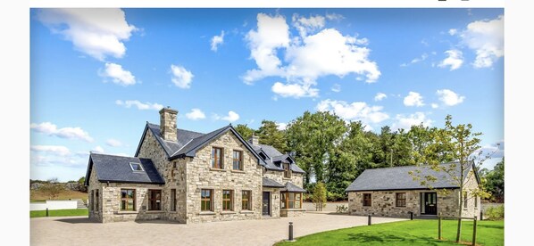 Exterior - Cosy cottage ideally located in central Mayo perfect for touring, Castlebar 11km (Ballintober)