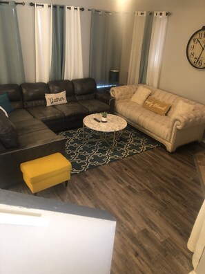 TV, fireplace - Fayetteville Home Getaway near UofA (Fayetteville)