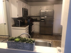 Microwave, oven, stovetop, dishwasher - Fayetteville Home Getaway near UofA (Fayetteville)