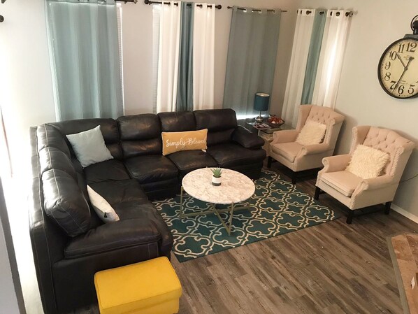 A living room with a sectional sofa, two armchairs, a coffee table, and a patterned rug. - Fayetteville Home Getaway near UofA (Fayetteville)