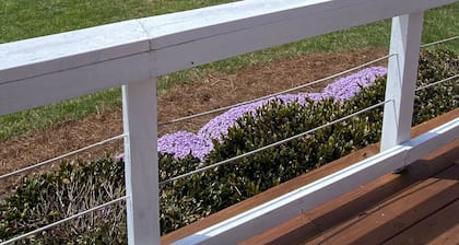 The Clubhouse--studio in bucolic, country setting w/hiking trails, pond, hot tub