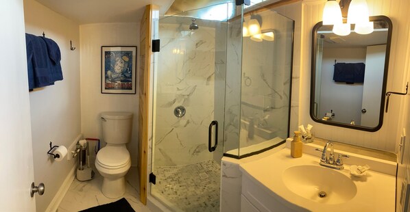 Een douche, een haardroger, handdoeken, zeep