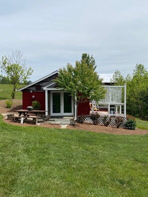 Outdoor dining - The Clubhouse--studio in bucolic, country setting w/hiking trails, pond, hot tub (Copper Hill)