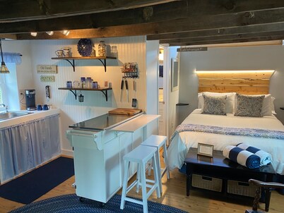 Studio with quiet, bucolic, country setting w/hiking trails, pond, and hot tub.