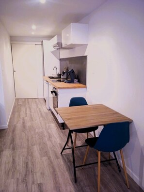 Frigorífico, microondas, horno y placa de cocina