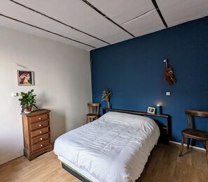 1 dormitorio, tabla de planchar con plancha, wifi y ropa de cama