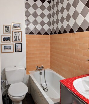Haartrockner, Handtücher, Seife, Toilettenpapier
