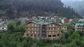 Vista frontal de la propiedad