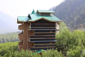 Front of property - Gezellig Inn - Golden Apple (Manali)