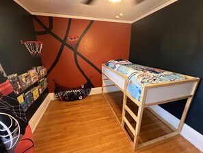 4 bedrooms, iron/ironing board, WiFi, bed sheets - Charming east side home with gym, sauna and outdoor TV for RNC! (Milwaukee)