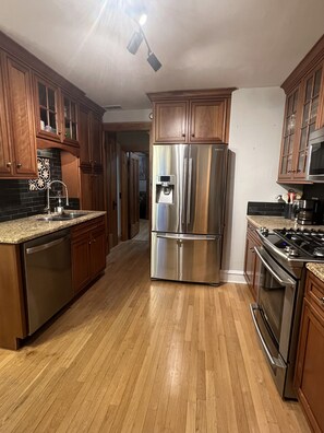 Microwave, oven, stovetop, dishwasher - Charming east side home with gym, sauna and outdoor TV for RNC! (Milwaukee)