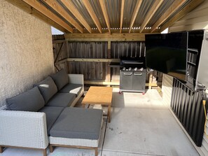Terrace/patio - Charming east side home with gym, sauna and outdoor TV for RNC! (Milwaukee)