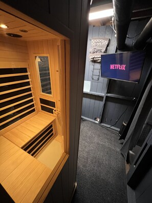 Sauna - Charming east side home with gym, sauna and outdoor TV for RNC! (Milwaukee)