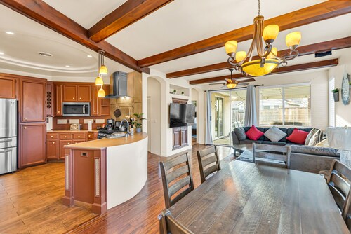 Mediterranean Style Modern House - 5 mins From Airport & Downtown