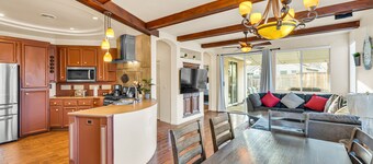 Mediterranean Style Modern House - 5 mins From Airport & Downtown