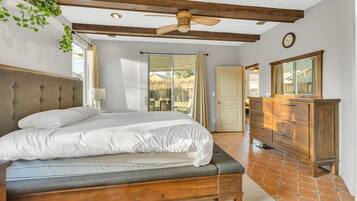 3 bedrooms, desk, iron/ironing board, travel crib