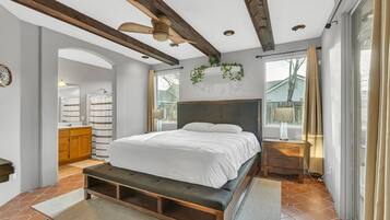 3 chambres, bureau, fer et planche Ă  repasser, lit parapluie