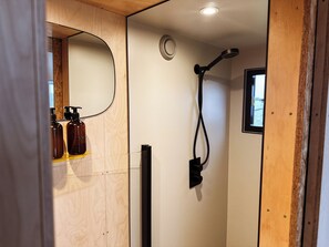 Serviettes fournies, savon, papier toilette