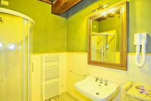 Shower, free toiletries, hair dryer, bidet