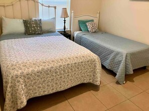 2 bedrooms, iron/ironing board, WiFi, bed sheets - "Torquoise" Hospitals district/TJC smart TV’s in all bedrooms
 (Tyler)