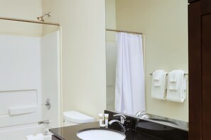 Secador de cabelo, toalhas de banho