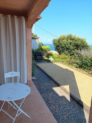 تناول الطعام بالخارج