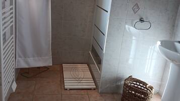 Dusche, Haartrockner, HandtĂŒcher, Toilettenpapier