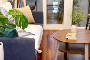 Standard Studio | Living area | LCD TV - Nam Ngu Paradise Suites - Hoan Kiem lake (Hanoi)
