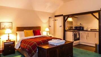5 bedrooms, iron/ironing board, WiFi, bed sheets
