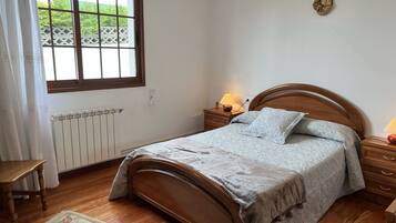 3 bedrooms, iron/ironing board, bed sheets