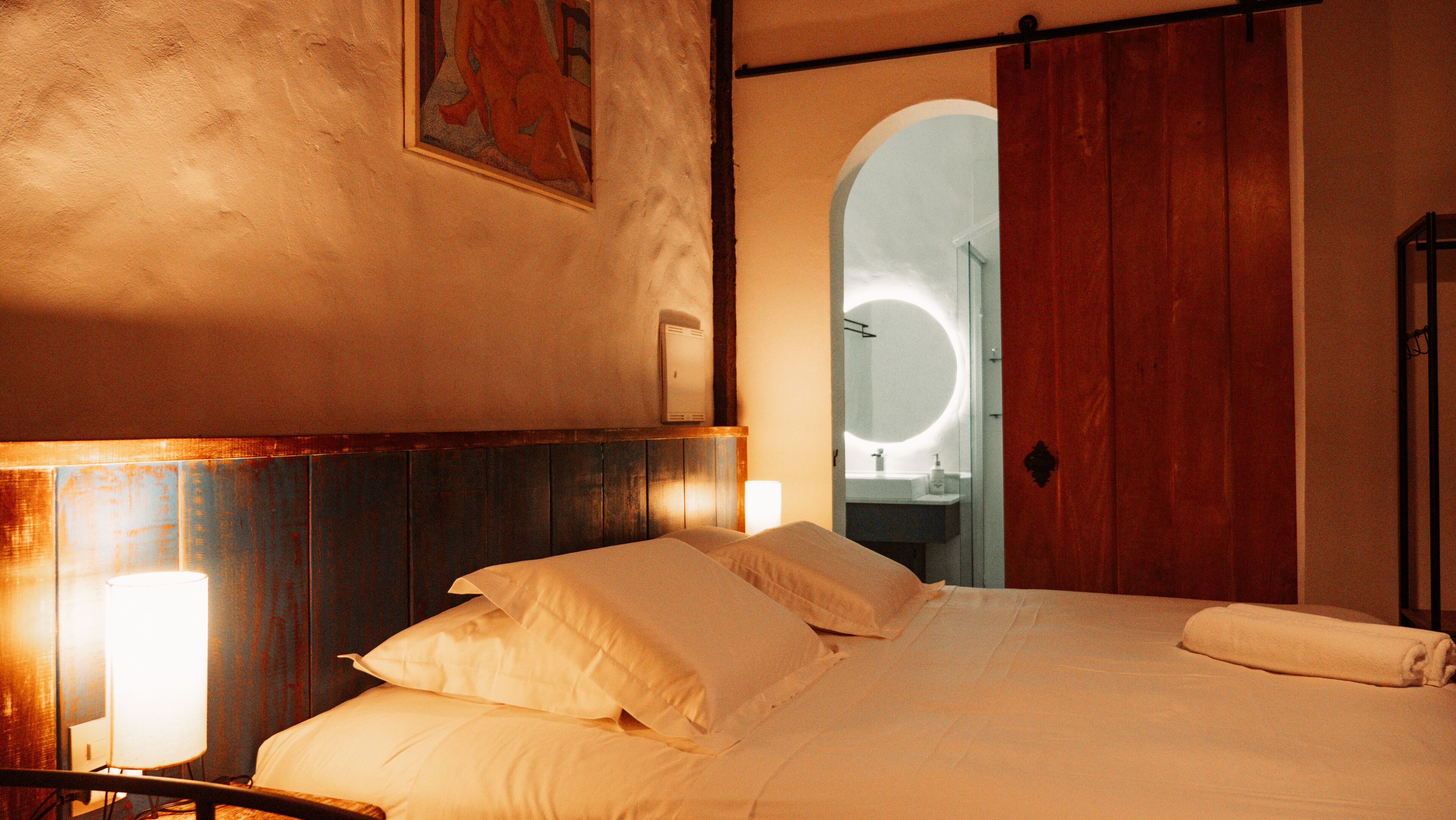 5 bedrooms, iron/ironing board, WiFi, bed sheets