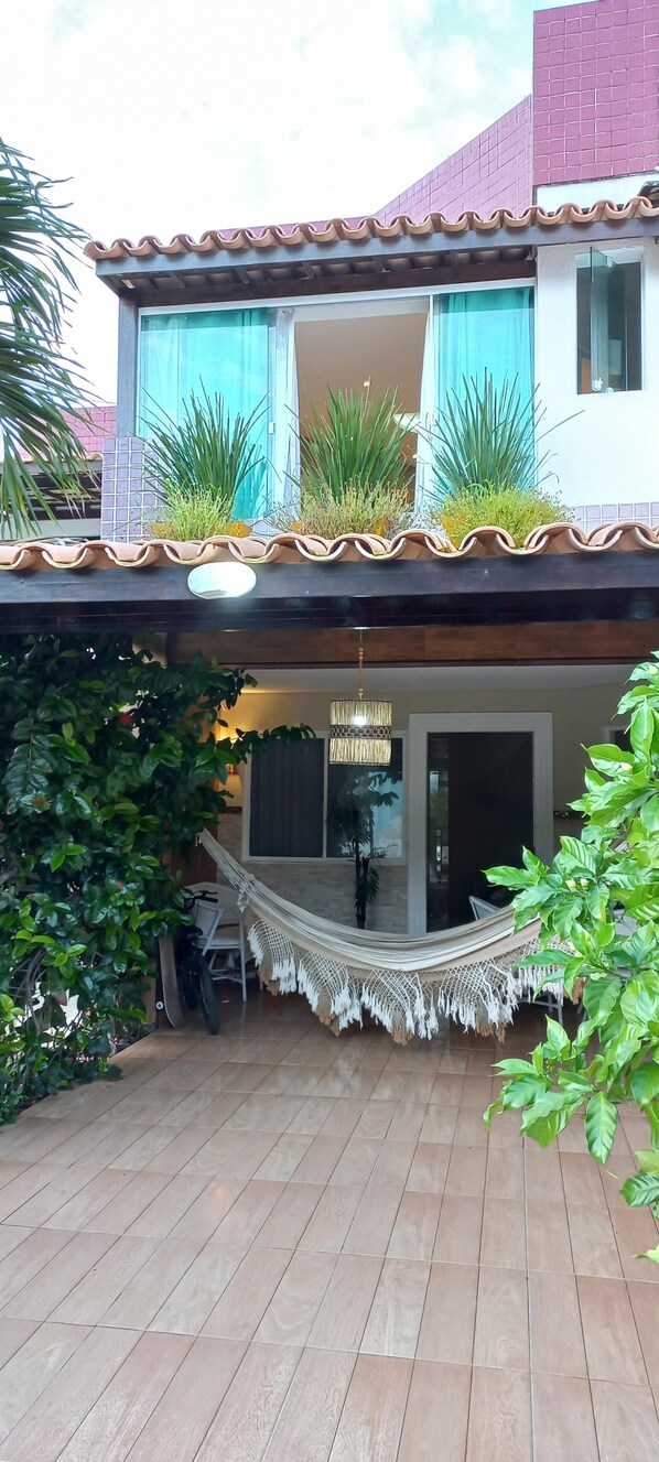 Exterior detail - Lindo Village Duplex 3/4, para 6 pessoas, a 150 metros da Praia! (Patamares Salvador)