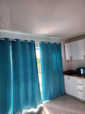 Fridge, cookware/dishes/utensils