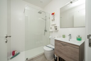 Douche, sèche-cheveux, serviettes fournies, savon