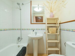 Hårtork, bidé, handdukar och tvål