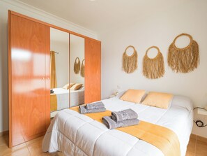 2 chambres, fer et planche à repasser, lit parapluie, Wi-Fi gratuit