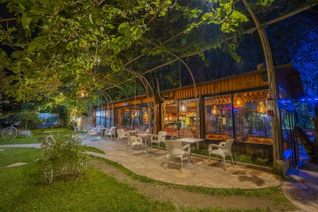 Bar (en la propiedad). Hotel Legjenda