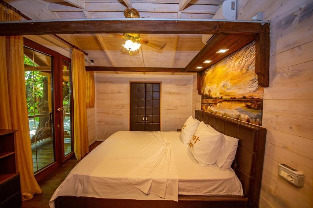 Comfort Chalet | Desk, laptop workspace, free WiFi, individually furnished