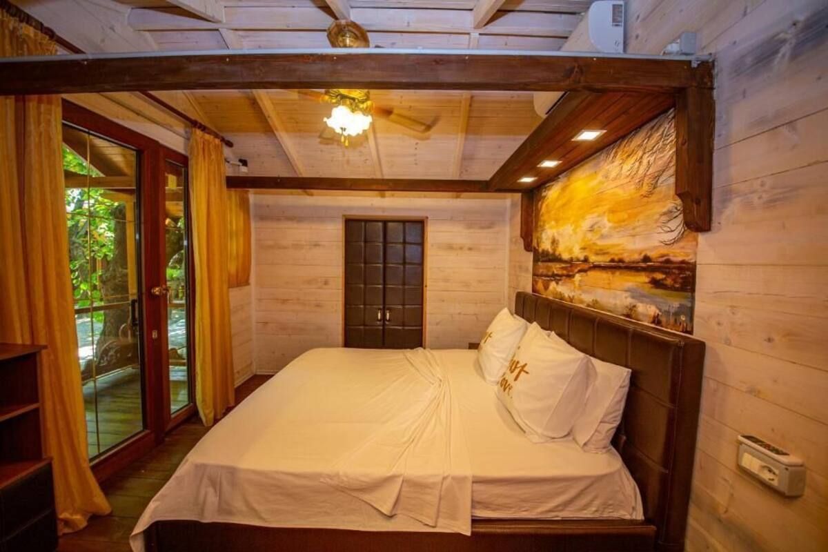 Comfort Chalet | Desk, laptop workspace, WiFi (free), individually furnished