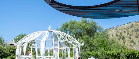 Una piscina al aire libre de temporada, sombrillas