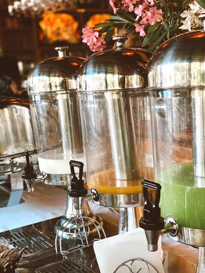 Bữa sáng buffet hàng ngày với phụ phí nhỏ 