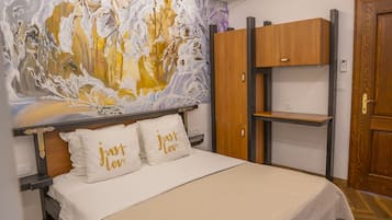 Habitación básica doble | Muebles diferentes, escritorio y espacio para trabajar con laptop